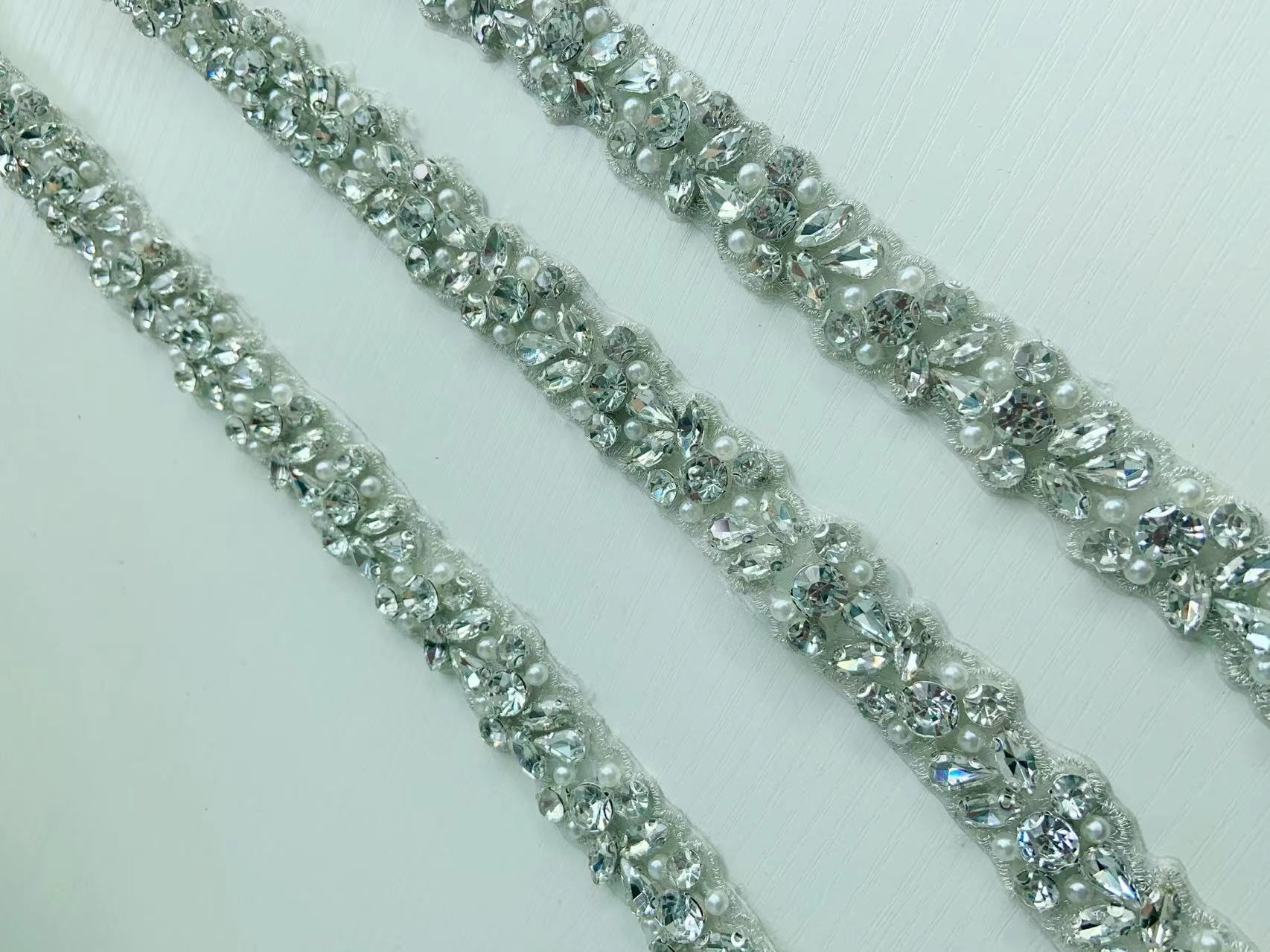 1ヤード/5ヤード シルバークリスタルパールラインストーンリ - Bridal Sash Ribbon のレビューと価格