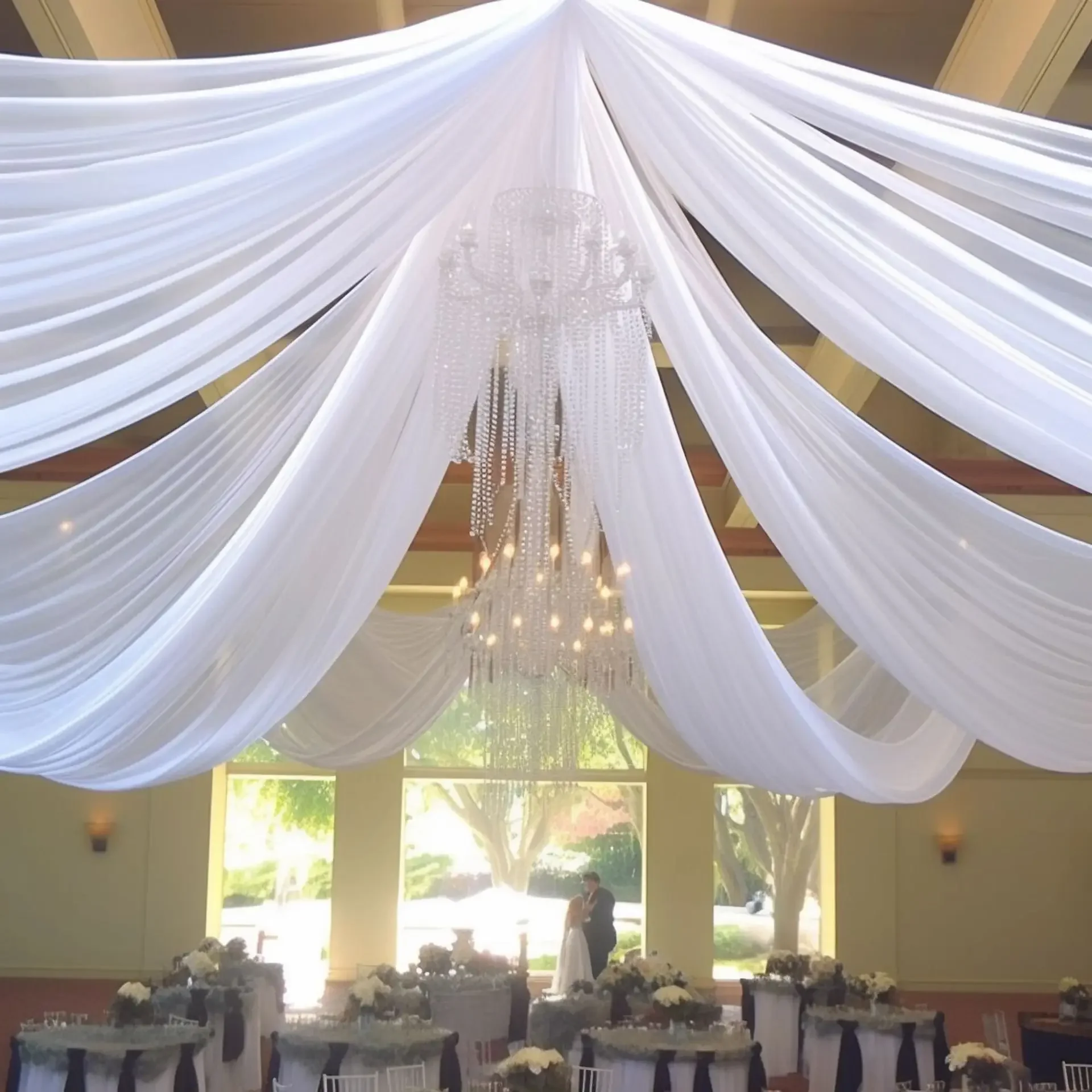 白いウェディングドレスの天井のドレープ装飾、屋根のキャノピー - Wedding Backdrop Curtain のレビューと価格